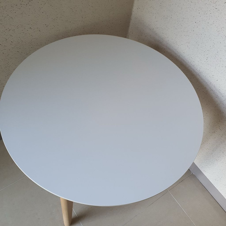 까사미아 식탁 세라믹 테이블 부엌 대리석 책상 한샘 리바트 까레클린트 카레 몽키우드래디쉬 세라믹 원형 테이블과 의자 이미지