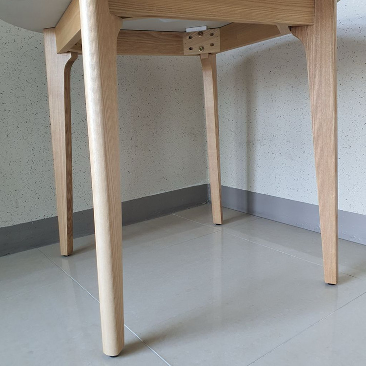 까사미아 식탁 세라믹 테이블 부엌 대리석 책상 한샘 리바트 까레클린트 카레 몽키우드래디쉬 세라믹 원형 테이블과 의자 이미지