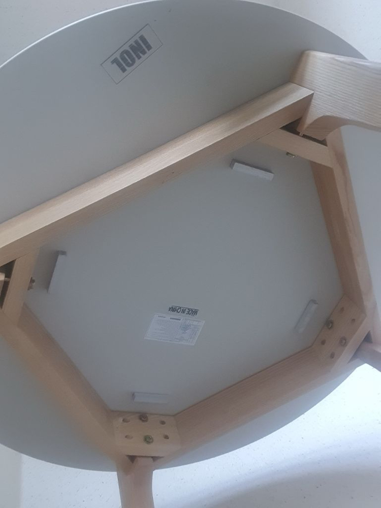 까사미아 식탁 세라믹 테이블 부엌 대리석 책상 한샘 리바트 까레클린트 카레 몽키우드래디쉬 세라믹 원형 테이블과 의자 이미지