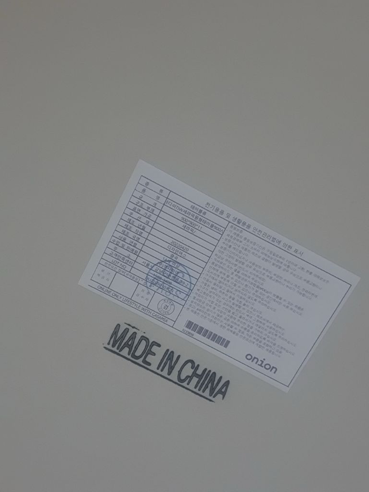 까사미아 식탁 세라믹 테이블 부엌 대리석 책상 한샘 리바트 까레클린트 카레 몽키우드래디쉬 세라믹 원형 테이블과 의자 이미지