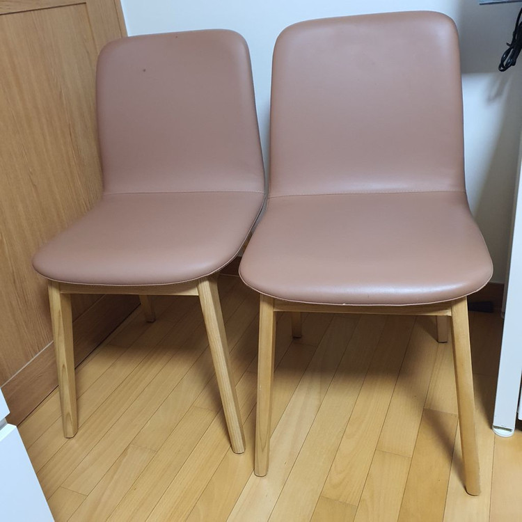 까사미아 식탁 세라믹 테이블 부엌 대리석 책상 한샘 리바트 까레클린트 카레 몽키우드래디쉬 세라믹 원형 테이블과 의자 이미지