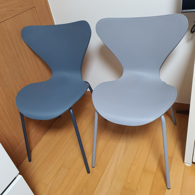 까사미아 식탁 세라믹 테이블 부엌 대리석 책상 한샘 리바트 까레클린트 카레 몽키우드래디쉬 세라믹 원형 테이블과 의자 이미지