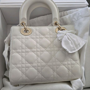 오늘만 이가격!!새상품 디올 레이디 까나쥬 스몰백 화이트+디올 방도 이미지