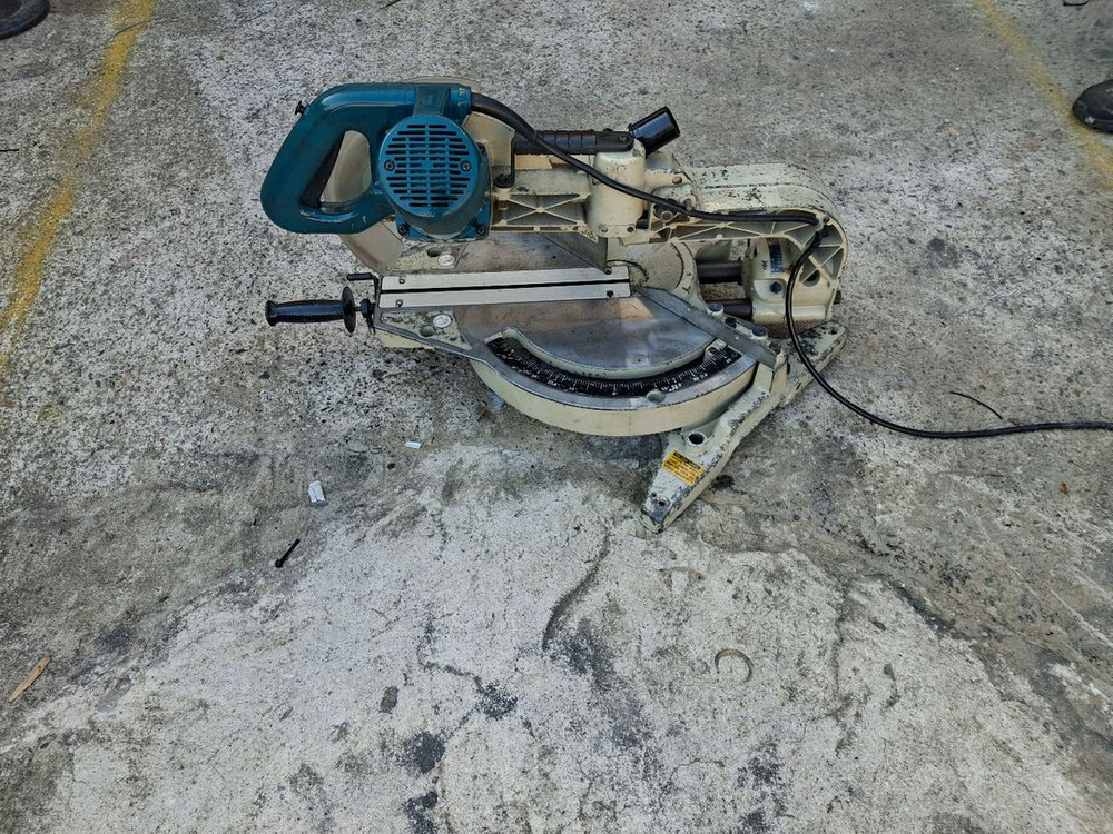 마끼다 10인치 슬라이딩 각도절단기 이미지