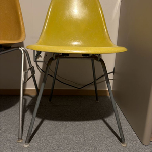 허먼밀러 임스체어 상아색 급처 이미지