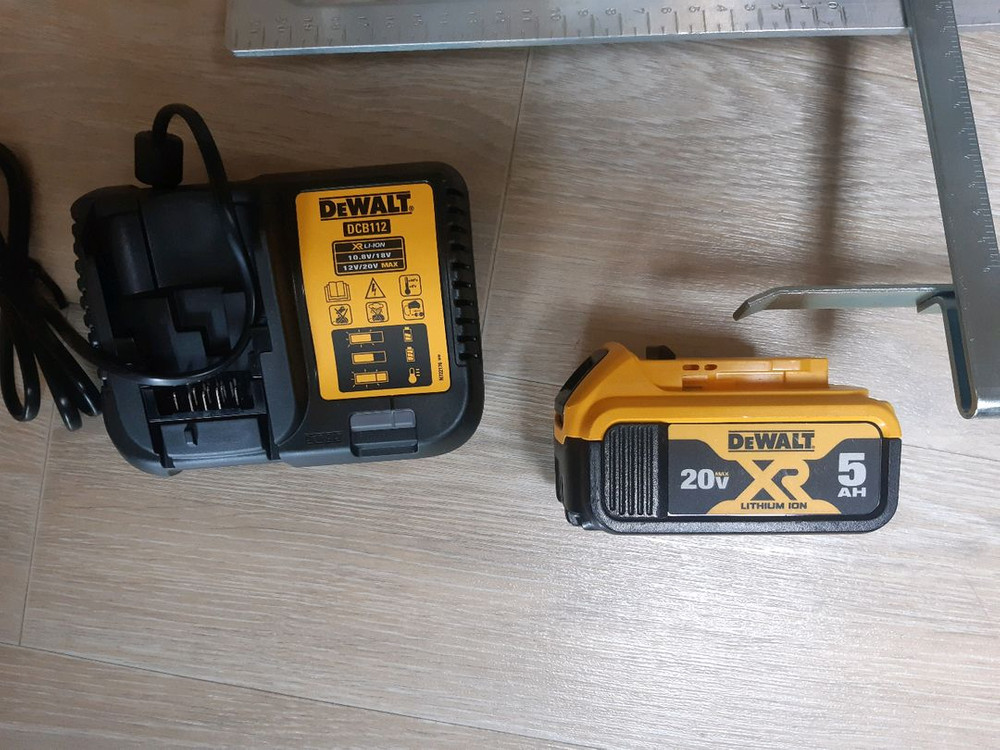 디월트 원형톱(DCS570) +배터리+충전기 세트 이미지