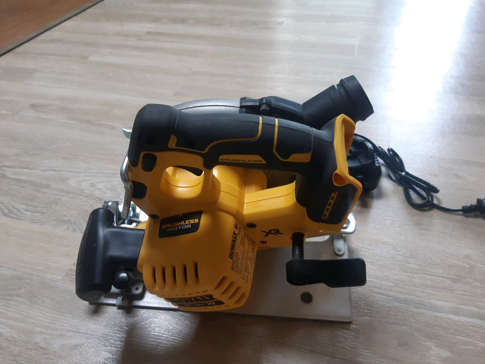 디월트 원형톱(DCS570) +배터리+충전기 세트 이미지