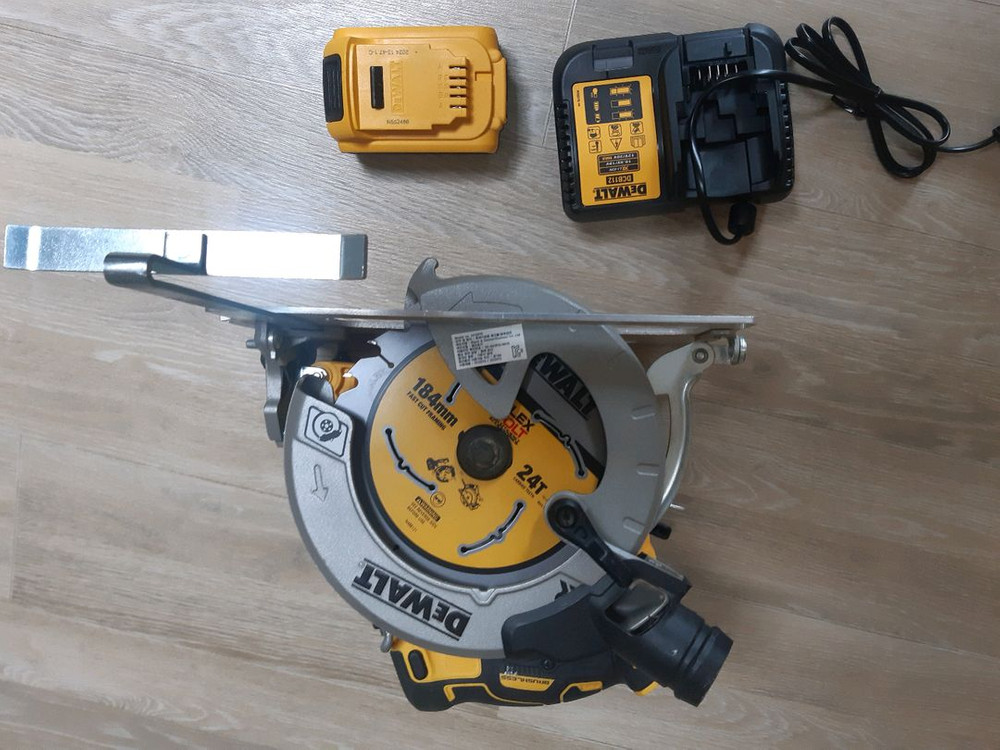 디월트 원형톱(DCS570) +배터리+충전기 세트 이미지
