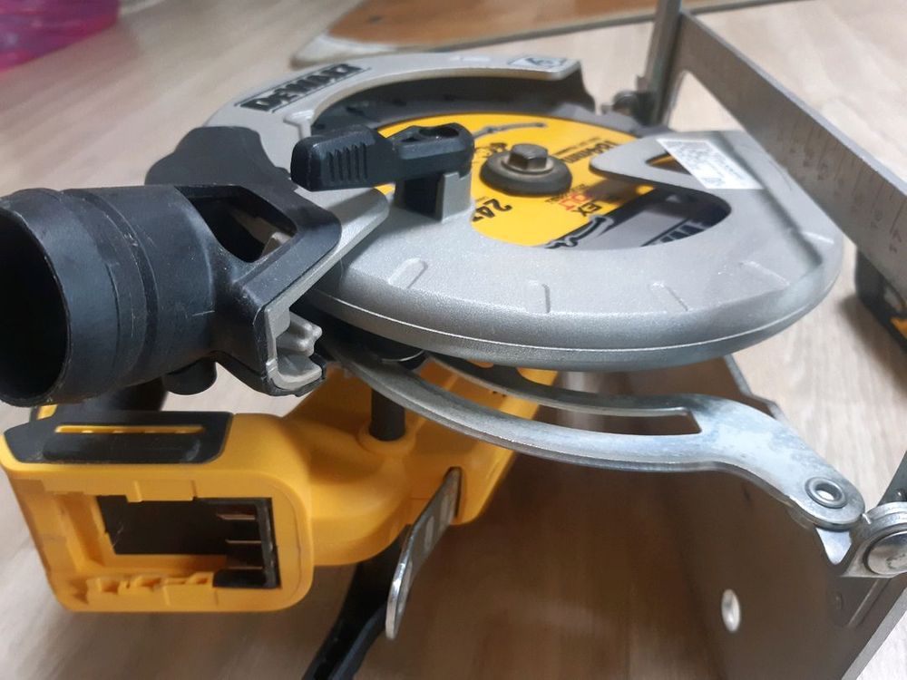 디월트 원형톱(DCS570) +배터리+충전기 세트 이미지