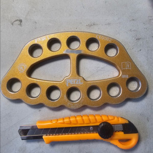 페츨/PETZL 포 L 플레이트 이미지