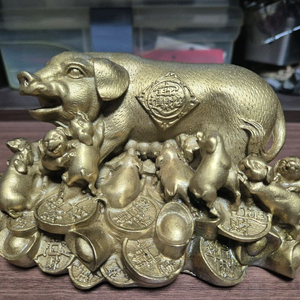 황동 돼지 집안에 복을 부르는 이미지