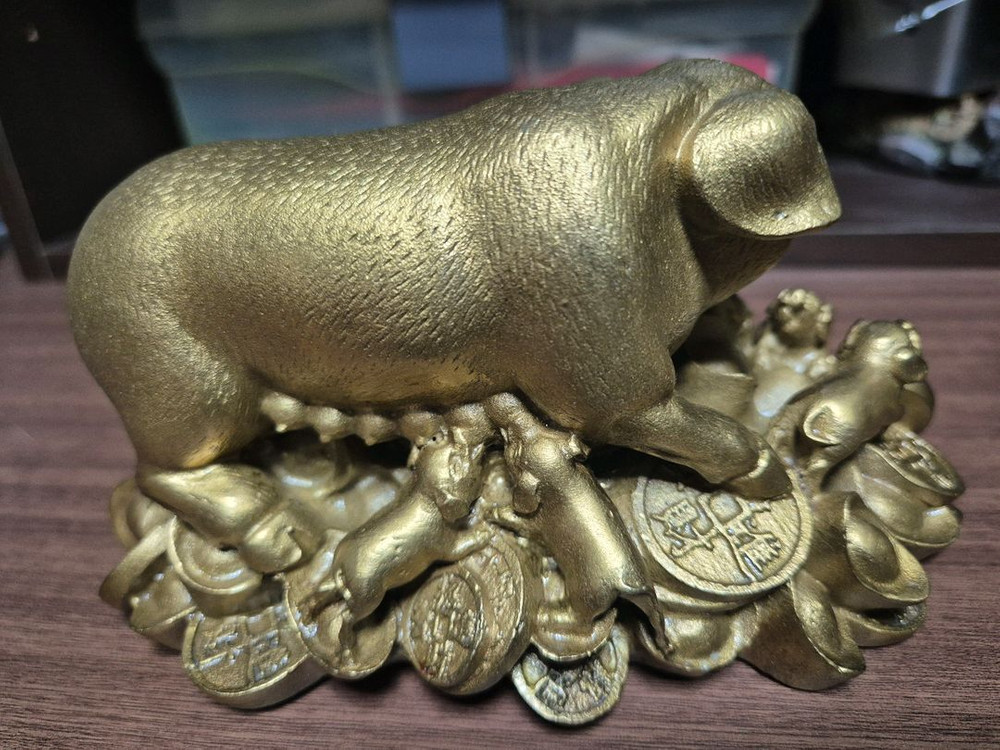 황동 돼지 집안에 복을 부르는 이미지