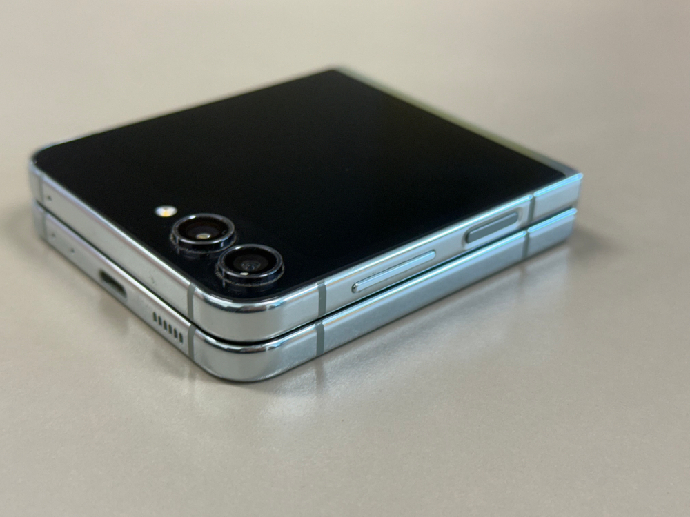 *22만원* 갤럭시Z플립5 민트 512G 파손없이 깨끗한 가성비 단말기 이미지