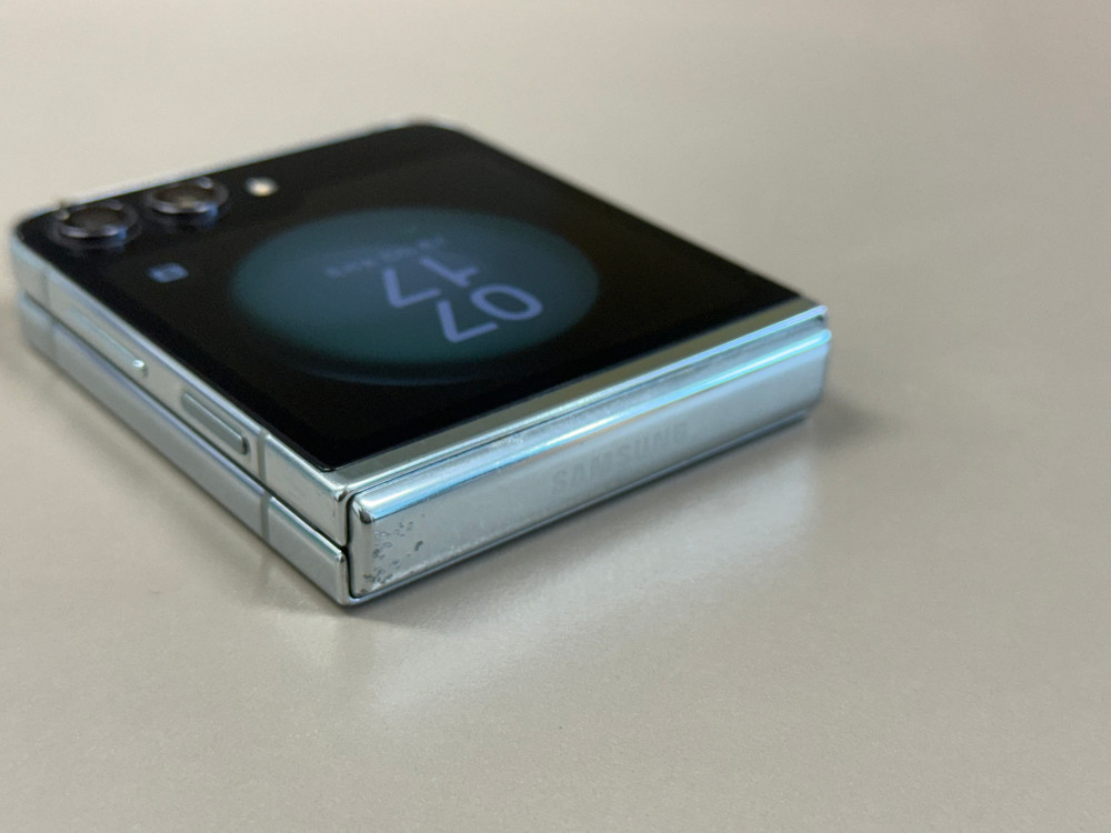 *22만원* 갤럭시Z플립5 민트 512G 파손없이 깨끗한 가성비 단말기 이미지