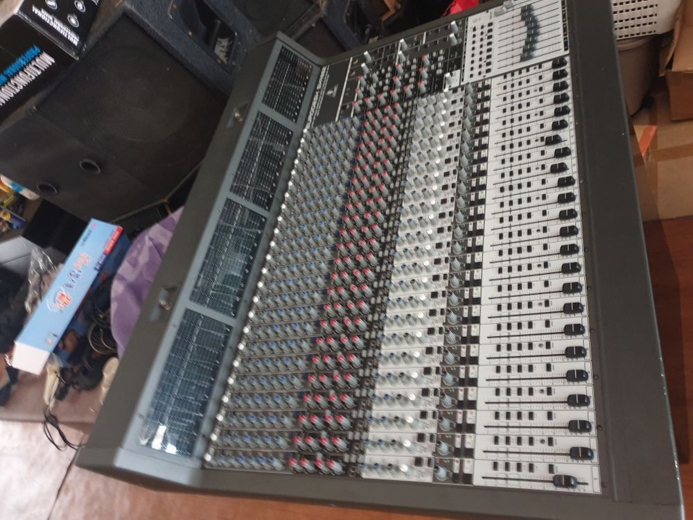 베링거믹서SX4882 깨끗함 24채널 믹싱 콘솔 이미지