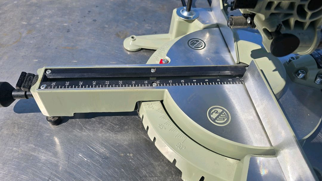 마끼다슬라이딩 각도절단기 이미지