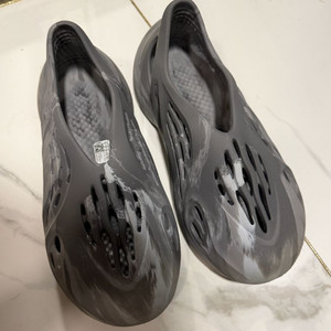 아디다스 이지 폼러너 슬리퍼 275 이미지