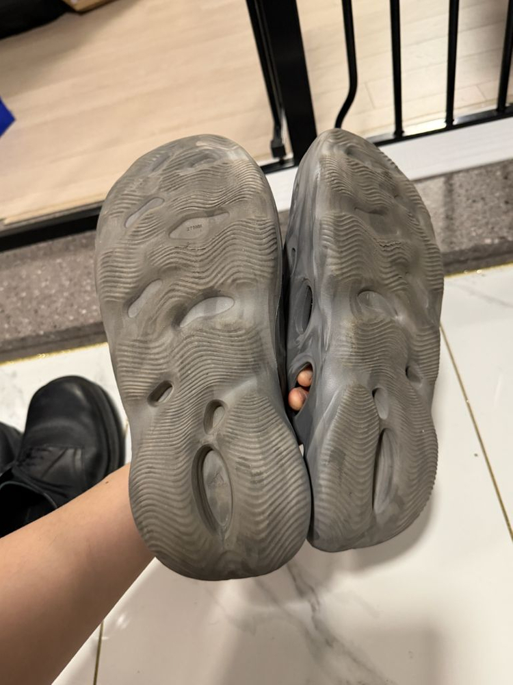 아디다스 이지 폼러너 슬리퍼 275 이미지