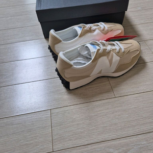 쿨거래시 6만5천택포! 미착용 새제품 정품 뉴발란스 327 편한 운동화 남아여아 공용 4계절 운동화 베이지 220 이미지