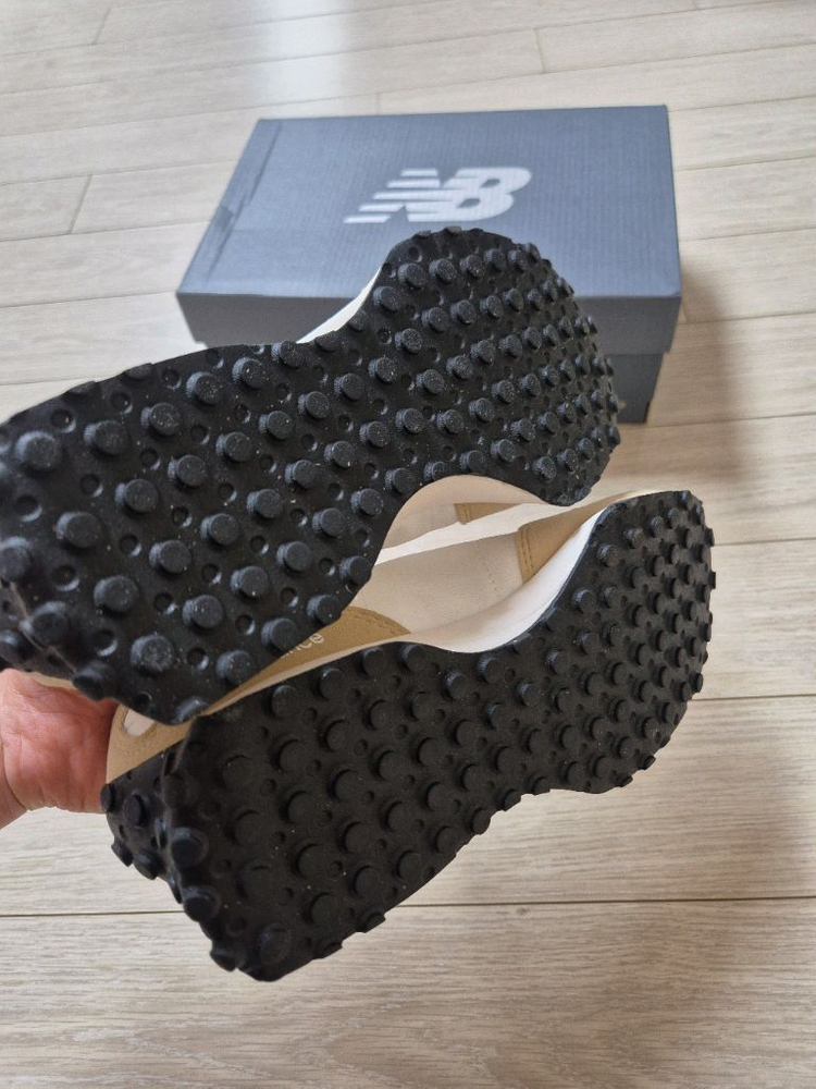 쿨거래시 6만5천택포! 미착용 새제품 정품 뉴발란스 327 편한 운동화 남아여아 공용 4계절 운동화 베이지 220 이미지