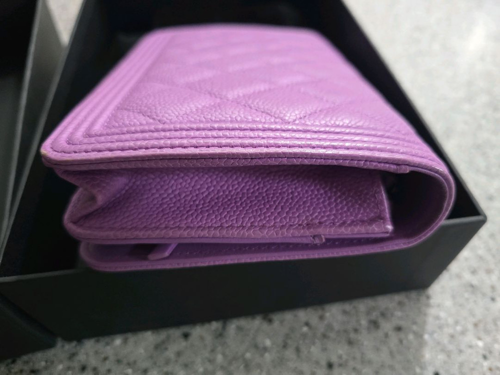 [정품]샤넬 보이 샤넬 여성 캐비어 쉐브론 WOC 체인 숄더 크로스백 금장 퍼플 이미지