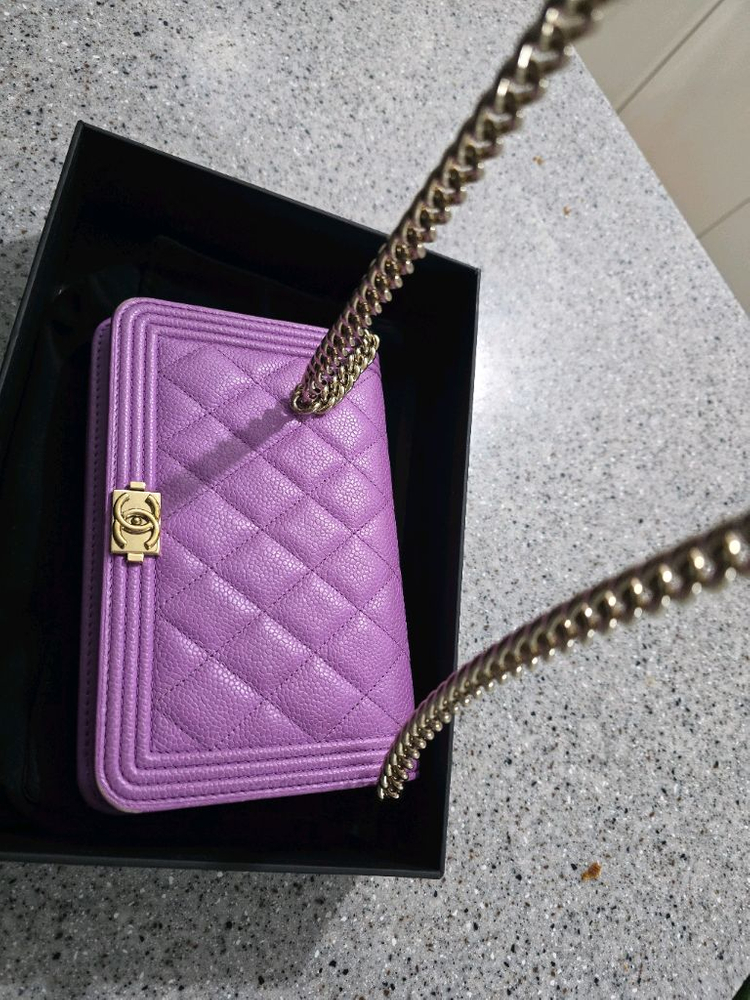 [정품]샤넬 보이 샤넬 여성 캐비어 쉐브론 WOC 체인 숄더 크로스백 금장 퍼플 이미지
