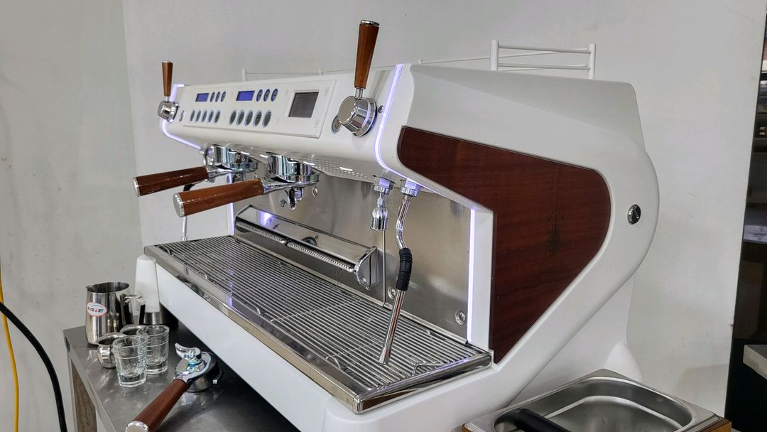 콘티 몬테카를로 화이트 우드 커피머신 멀티보일러 하이엔드커피머신 이미지