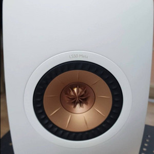 KEF LS50 Meta 화이트 스피커 이미지