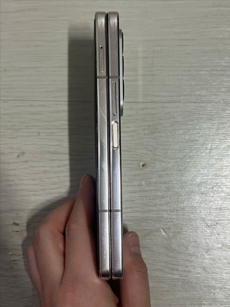 갤럭시 폴드4 이미지