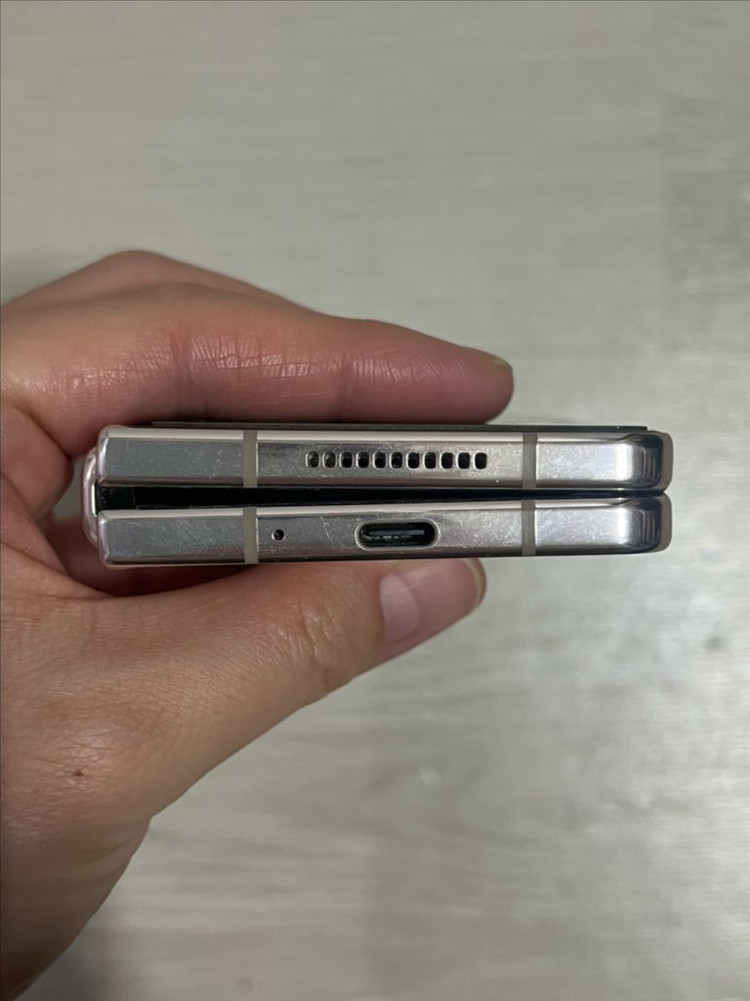 갤럭시 폴드4 이미지