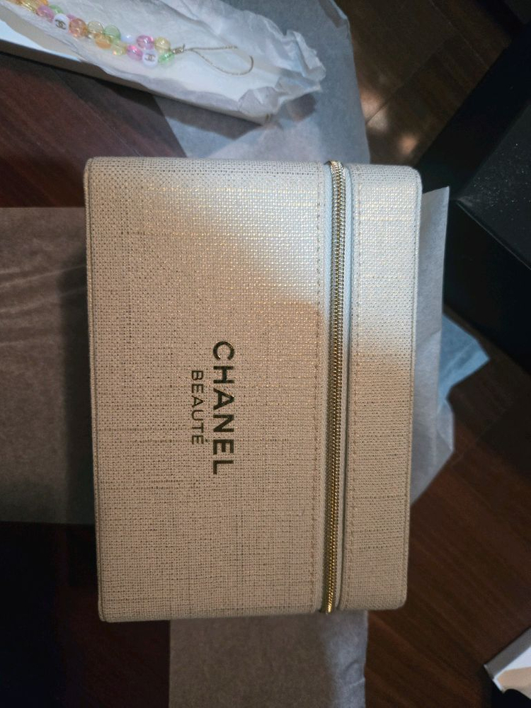 샤넬 베니티 파우치와 폰 스트랩 이미지