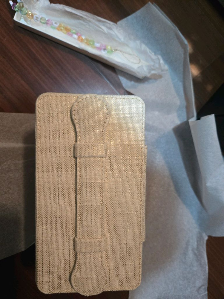 샤넬 베니티 파우치와 폰 스트랩 이미지