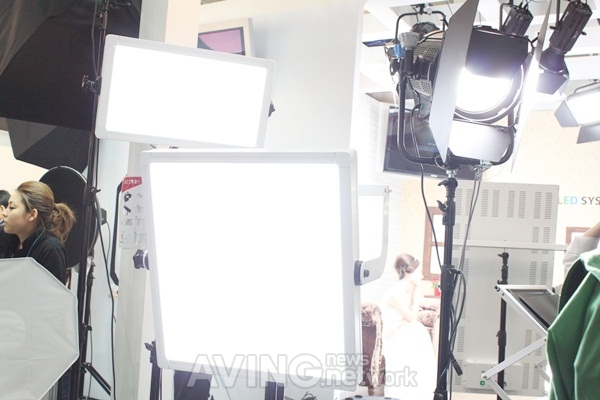 AURORA(오로라) LED 지속광 조명 스탠드 세트 이미지