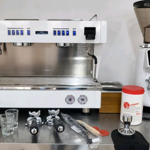 콘티 레브 커피머신과 벨로즈 자동 그라인더 포함 이미지