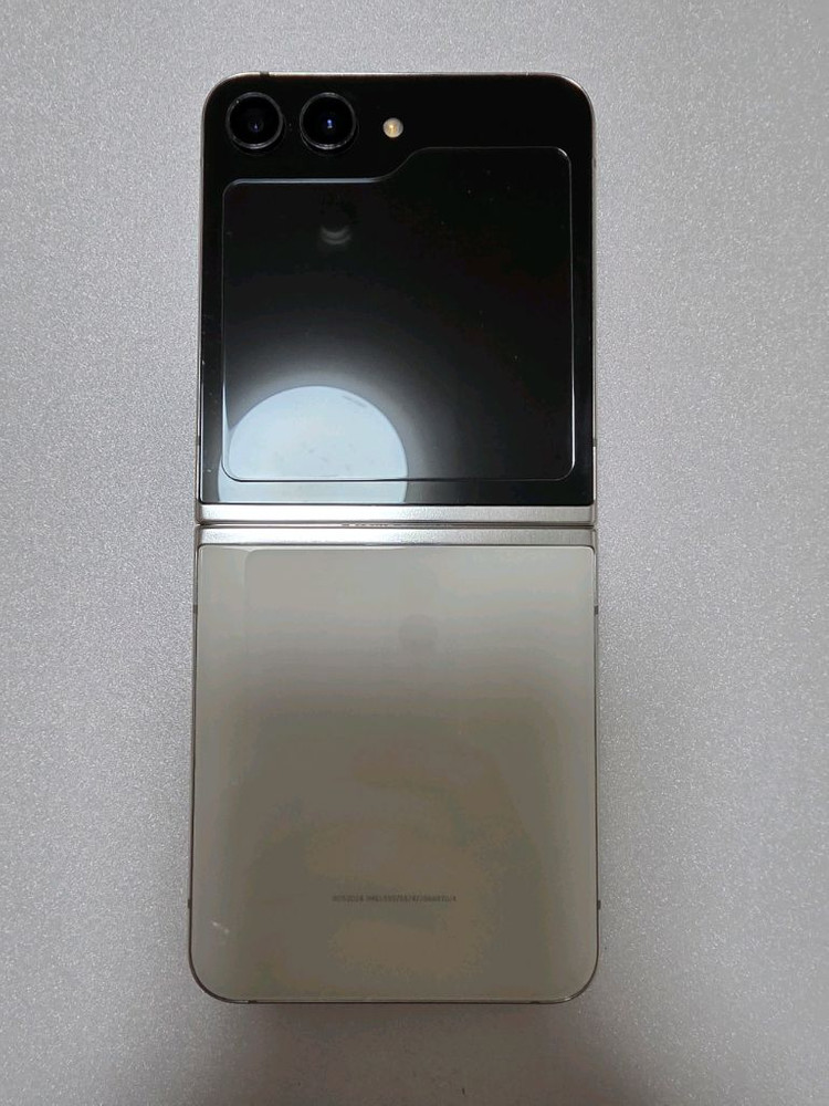 폴더블 스마트폰 512GB 이미지