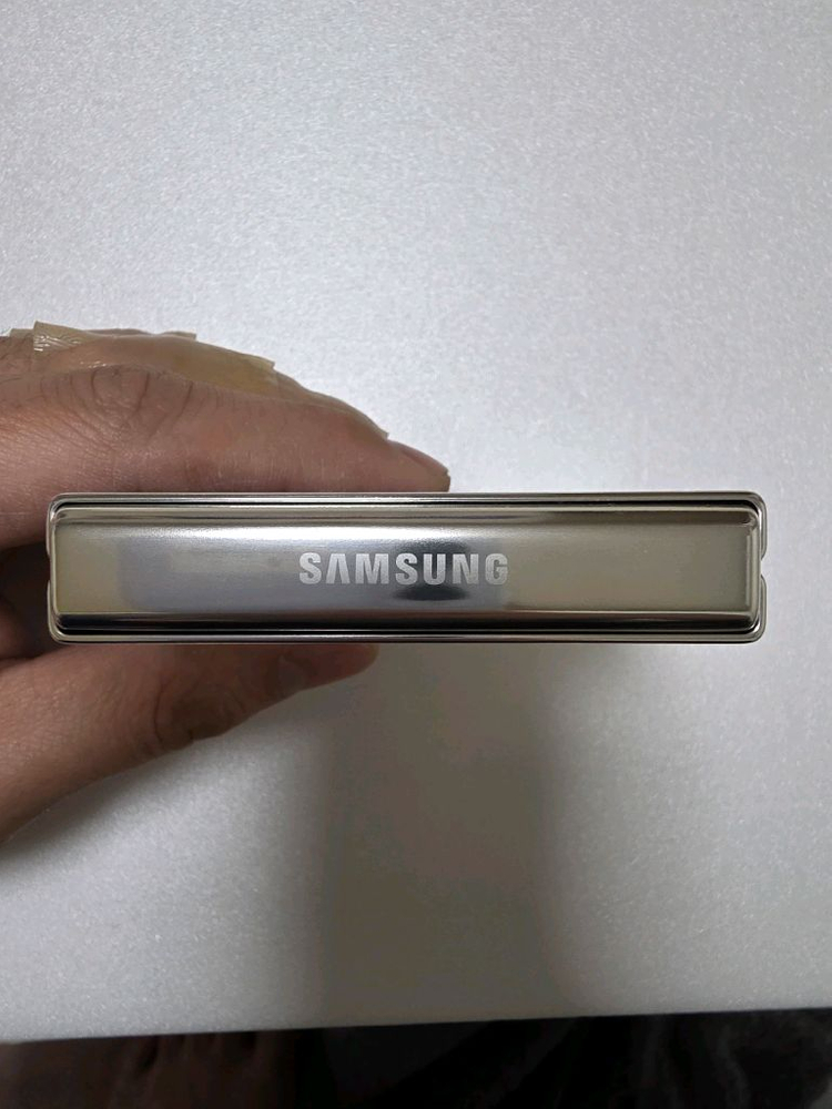 폴더블 스마트폰 512GB 이미지