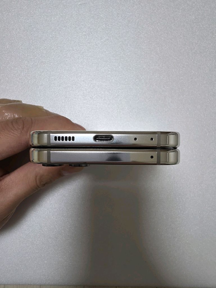 폴더블 스마트폰 512GB 이미지