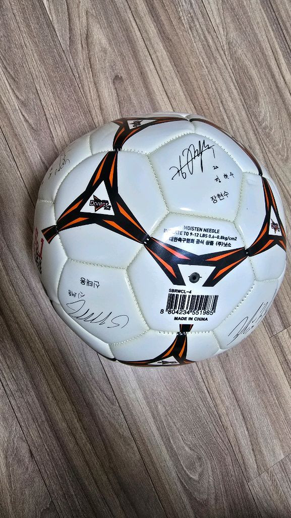 FC 바르셀로나 축구공 & 도리토스 나쵸 축구공 손흥민 등 사인볼 이미지
