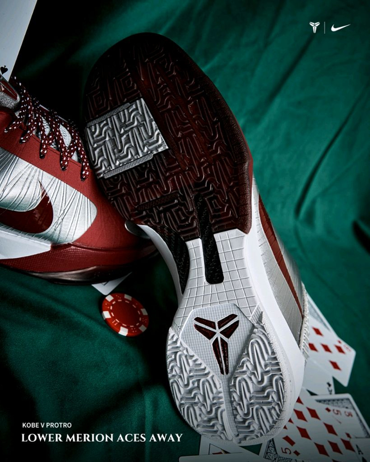 [320]나이키 코비5 로우어 메리온 에이스 어웨이 메탈릭 실버 팀 레드 이미지