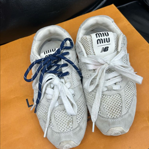 미우미우뉴발콜라보 스니커즈 이미지