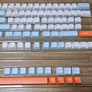 RICCKS RS8 화이트오렌지 기본키캡 팝니다 이미지