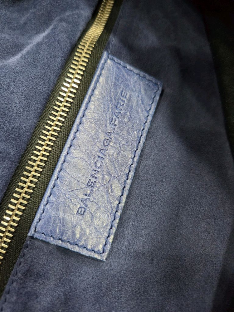 발렌시아가 스웨이드 크로스백 이미지