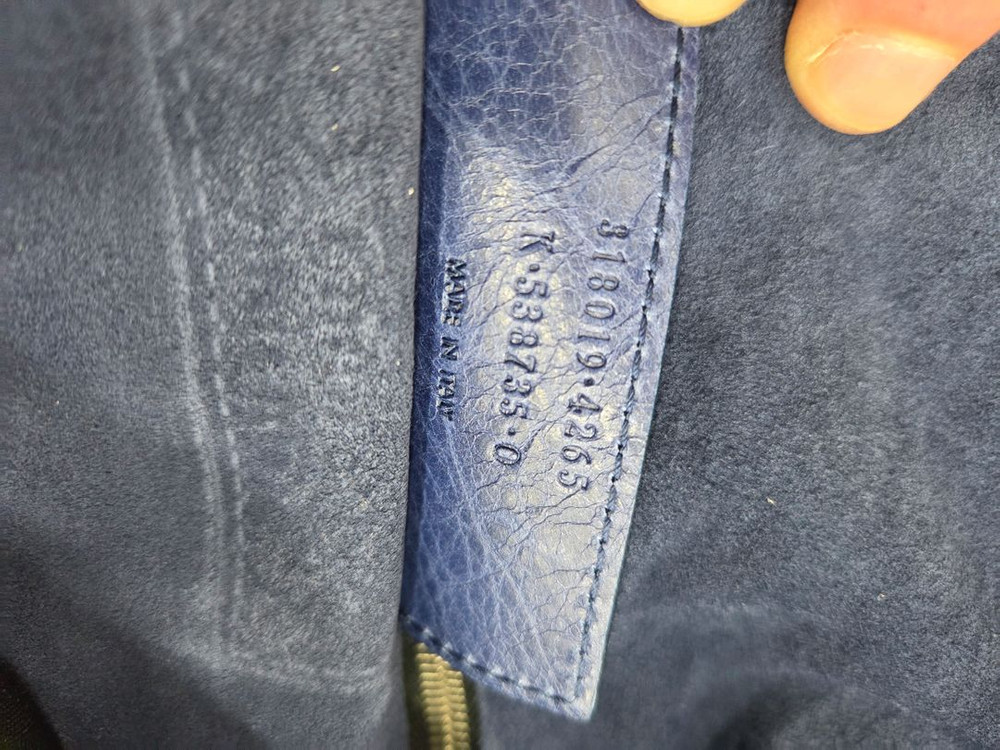 발렌시아가 스웨이드 크로스백 이미지