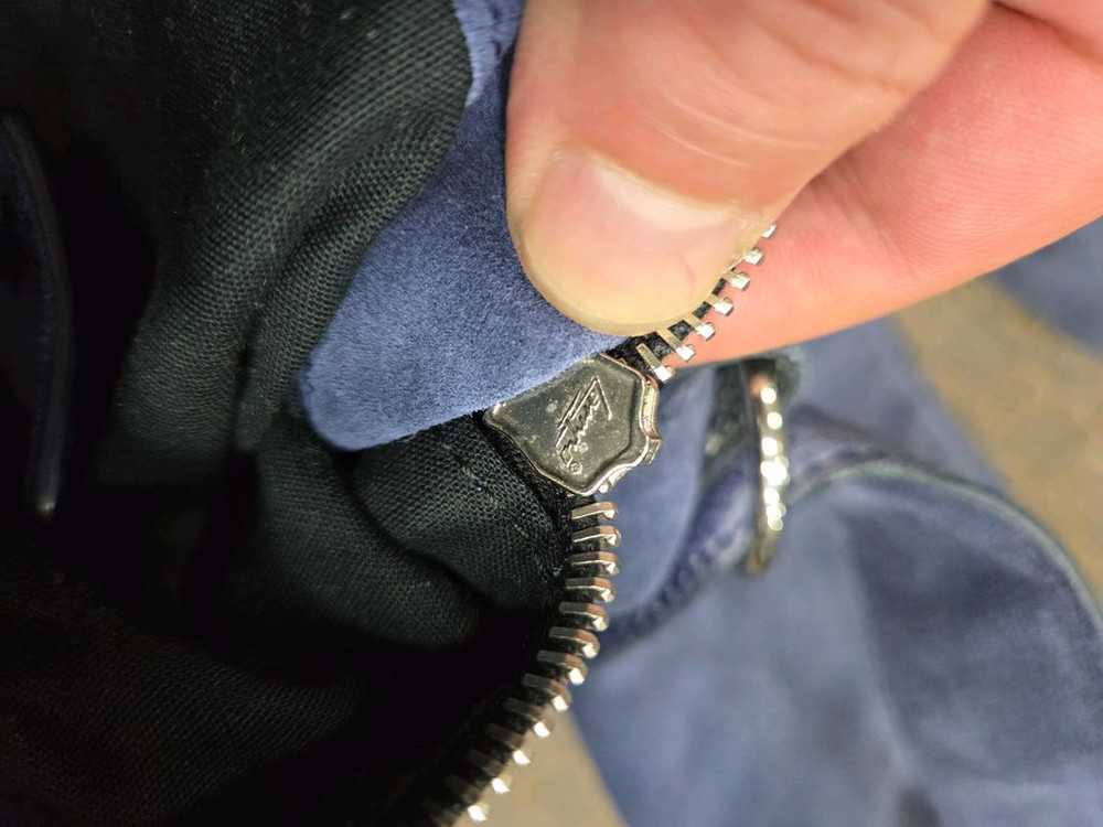 발렌시아가 스웨이드 크로스백 이미지