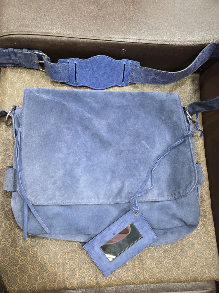 발렌시아가 스웨이드 크로스백 이미지