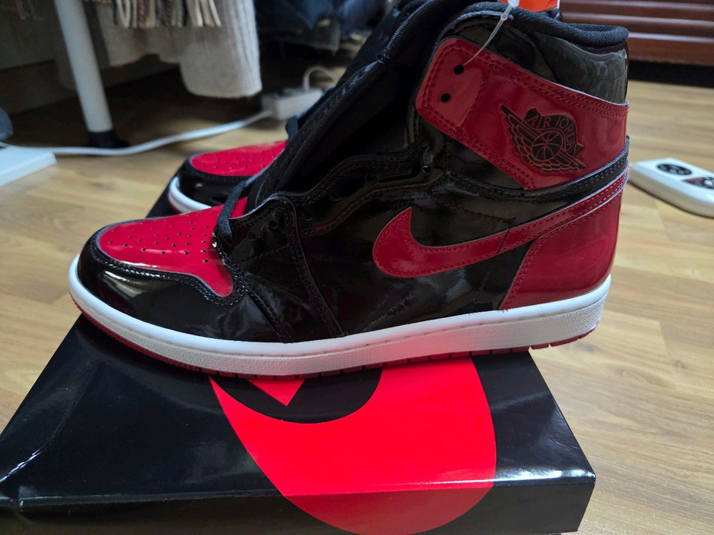 조던 1 레트로 하이 OG 페이턴트 브레드 285 판매 이미지