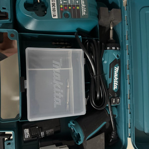 마끼다 무선 드릴 세트 이미지