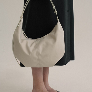 낫띵리튼 나일론 호보백 이미지