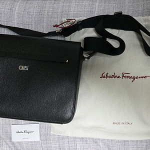 [명품 초특가할인] 페라가모 간치니 메신저백 팝니다. 매장정품 새제품 이미지