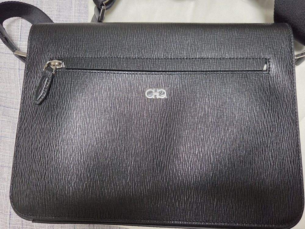 [명품 초특가할인] 페라가모 간치니 메신저백 팝니다. 매장정품 새제품 이미지